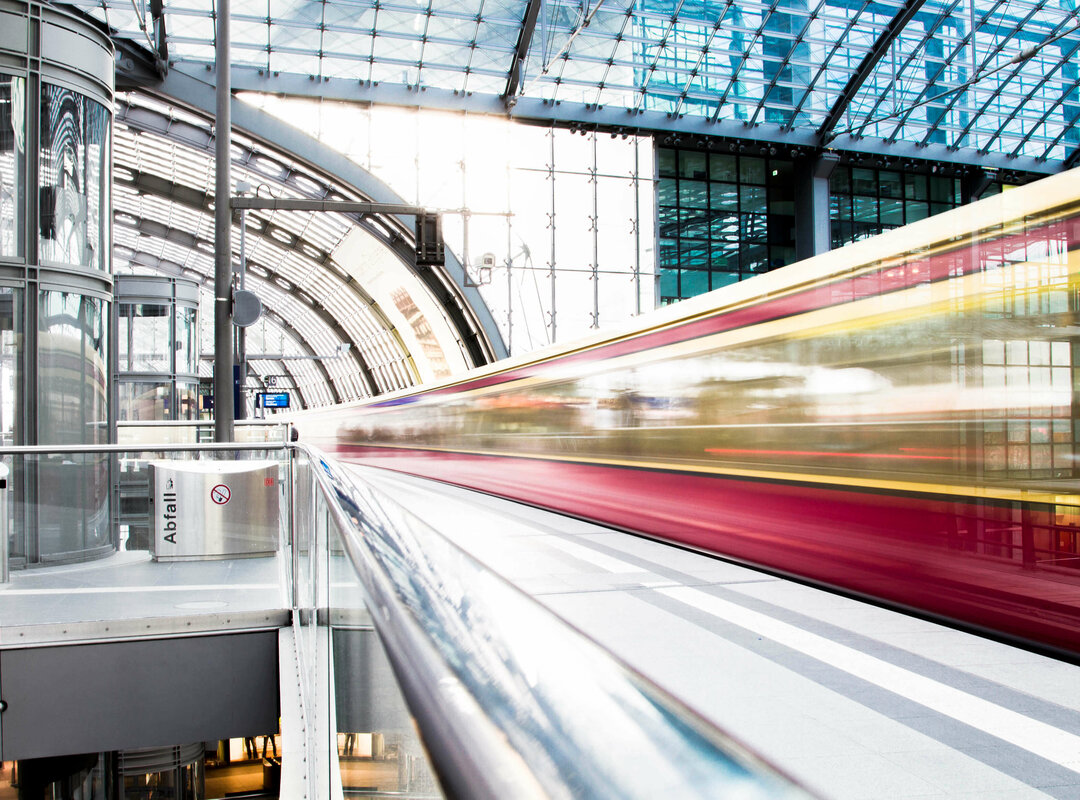 Ein Bild vom Berliner Hauptbahnhof mit einer S-Bahn.