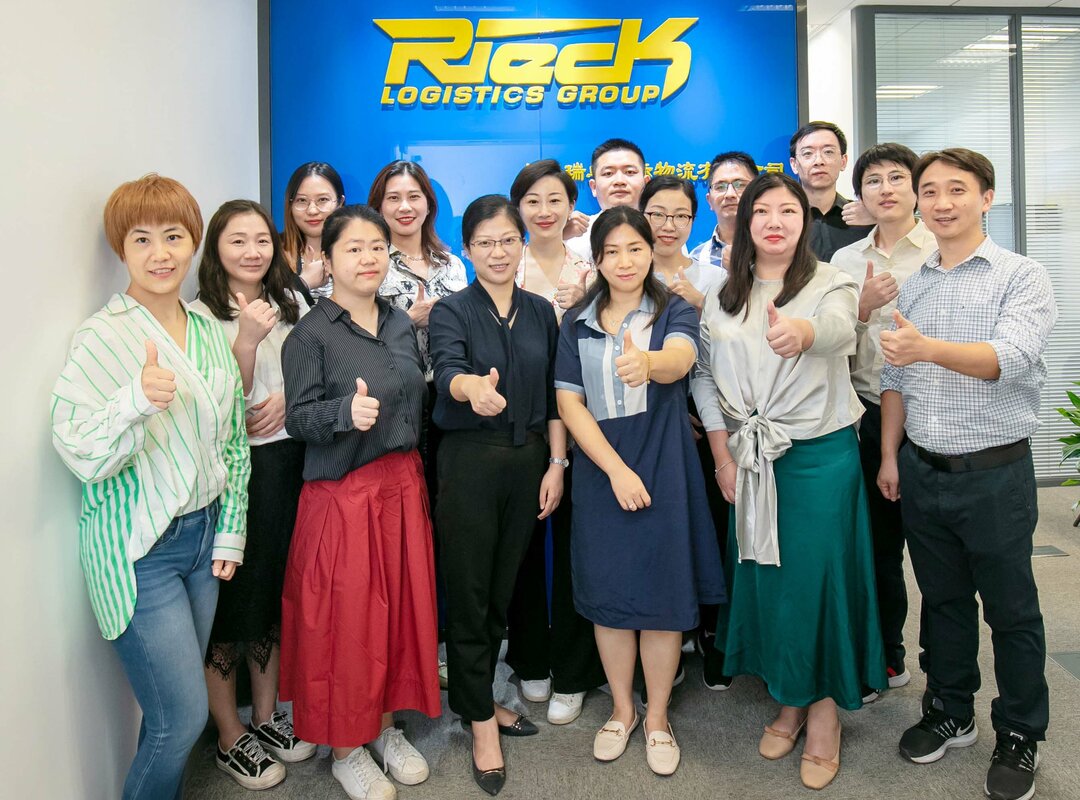 Eine Gruppe von Menschen an dem Standort China für Rieck.