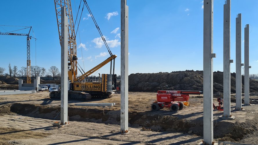 A baffer next to a lifting platform.