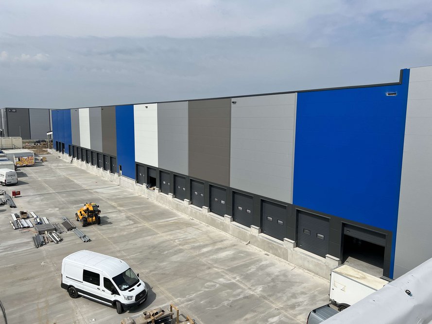 The Rieck Logistik building from the side with finished parking lot.