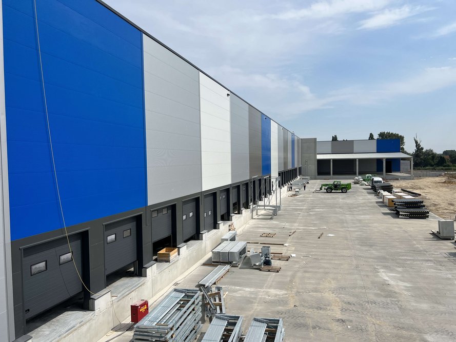 The Rieck logistics building from the side.