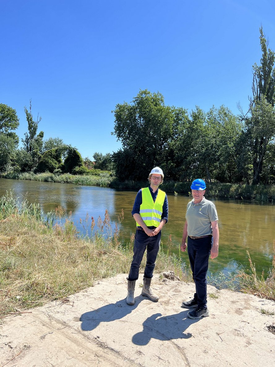 2 Construction workers by the river
