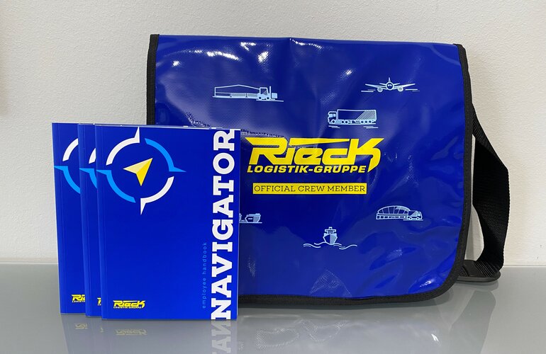 Eine Tasche sowie Bücher von Rieck.