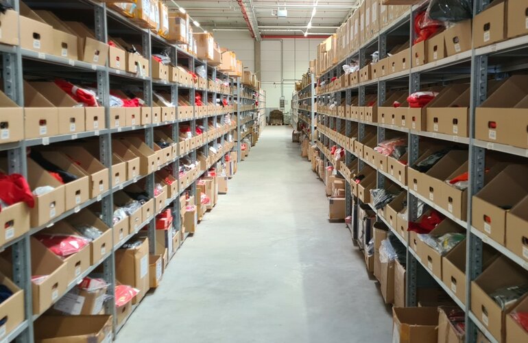 Eine Lagerhalle für Union Merch