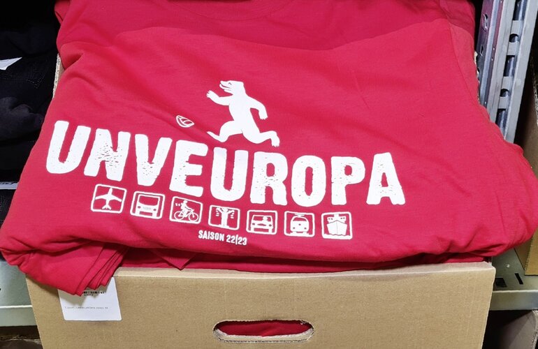Ein Rotes T-Shirt mit der aufschrift UNVEUROPA