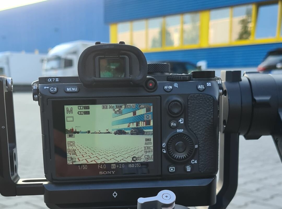 Eine Kamera, die einen Parkplatz filmt.