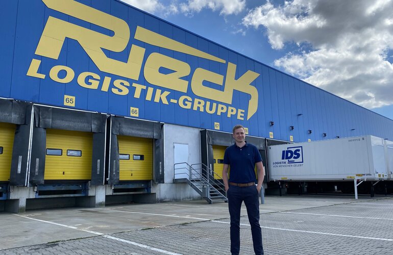 Julien Schlieramp vor einem Rieck Gebäude.