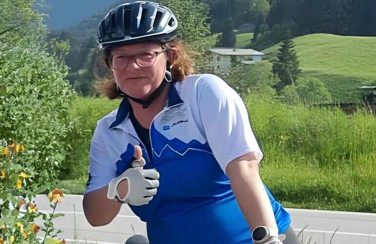 Susanne Polten in Radfahr uniform.
