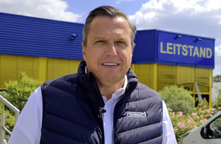 Sascha Lassau vor dem Rieck Gebäude.