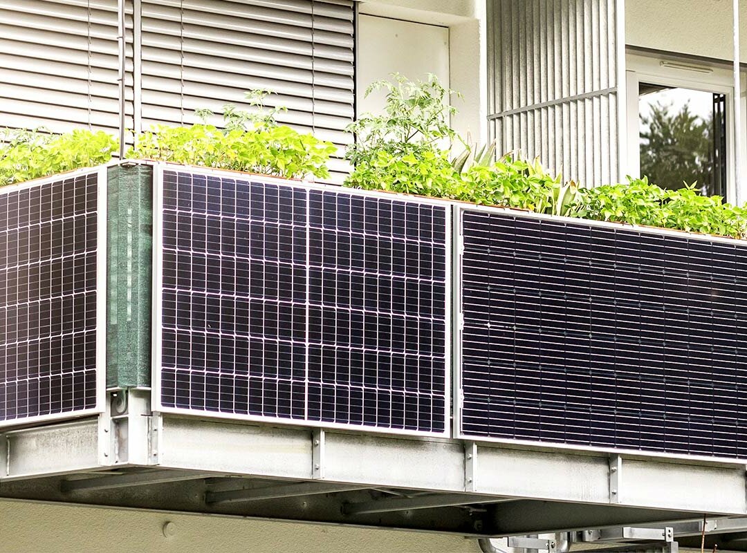 Ein Balkon mit Balkonkraftwerken.