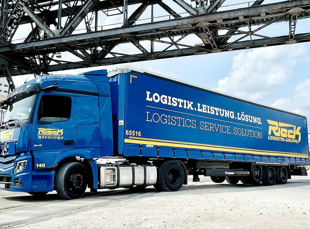 Ein Lkw von der Firma Rieck.