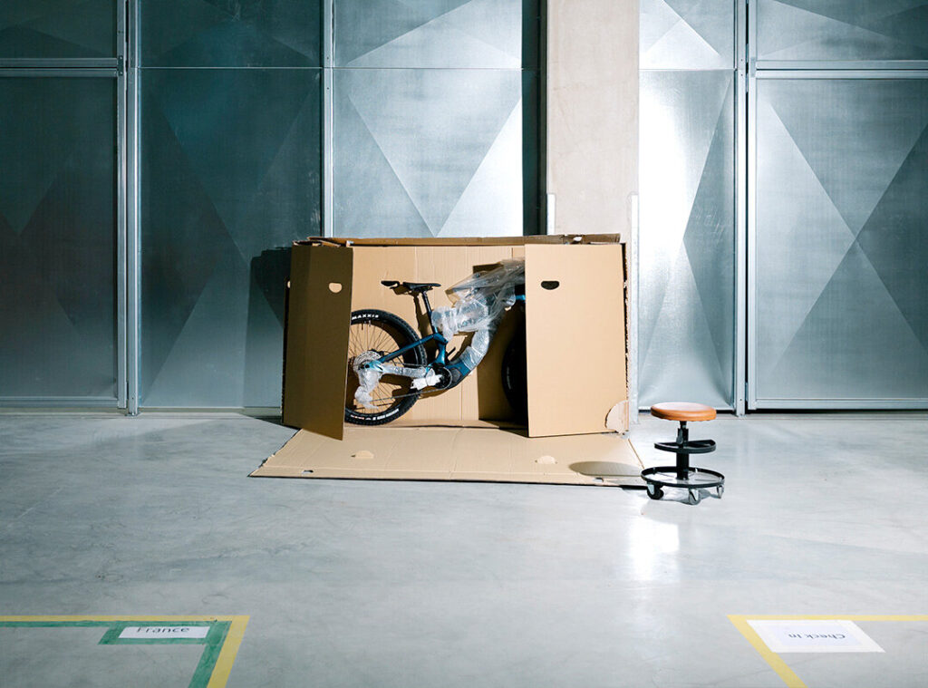 Ein Fahrrad noch halb in seinem Ursprünglichen Karton.