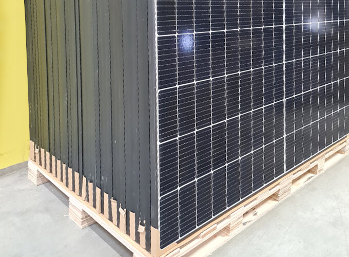 Eine Palette voller Solarpanele