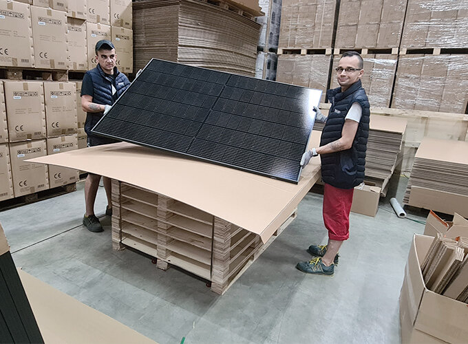 2 Rieck Mitarbeiter beim heben eines Solarpanels