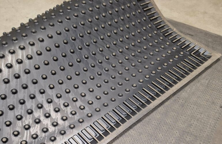 umgeklappte Fußmatte mit ergonomischen Noppen auf der Oberseite