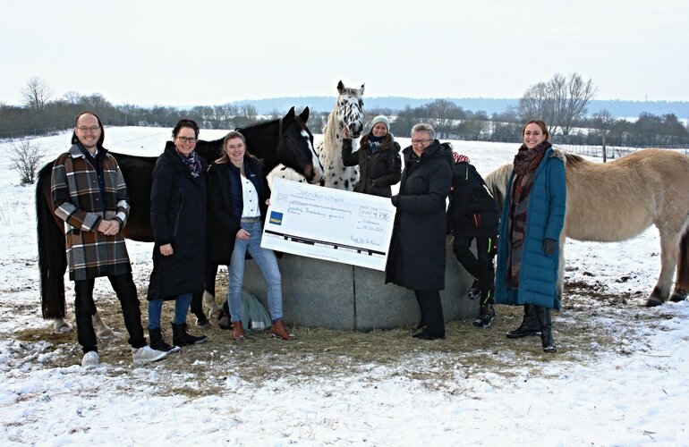 Bei der Scheck-Übergabe vor Ort (von links nach rechts): Gunnar Jung, Geschäftsführer Rieck; Peggy Kluetzke, Buchhaltung Rieck; Nadin Galan, Sekretariat Rieck; Gudrun Klinner, Geschäftsführerin Jugendhof Brandenburg; Isabell Sandow, Sozialpädagogin Jugendhof Brandenburg; Charlotte Jung, Psychologin Jugendhof Brandenburg.