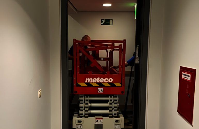 eine Rote Hebebühne