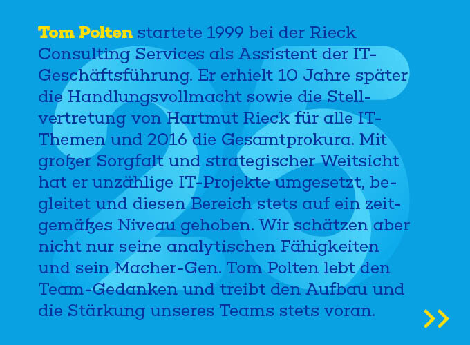 Text auf blauem Hintergrund mit Hervorhebung des Namens Tom Polten in Gelb und Blau.