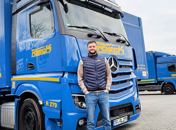 Manuel Yakoub vor seinem Rieck Lkw.