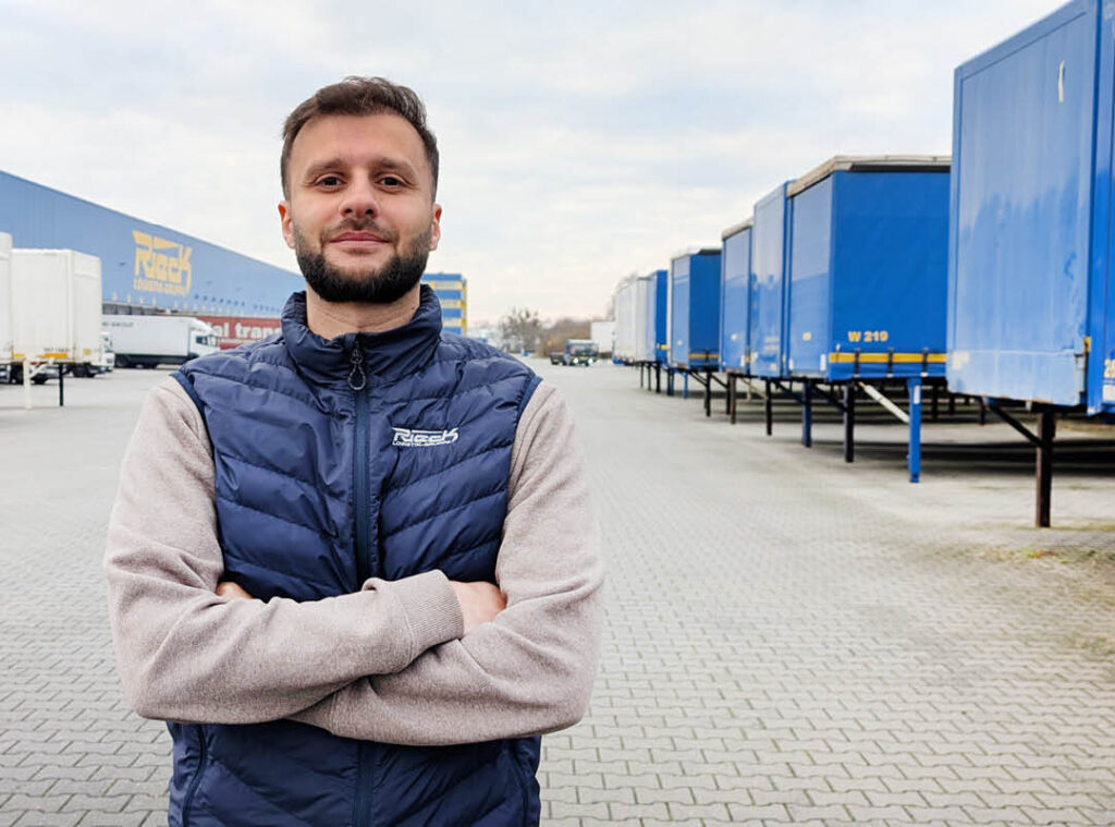 Manuel Yakoub vor dem Fuhrpark von Rieck.