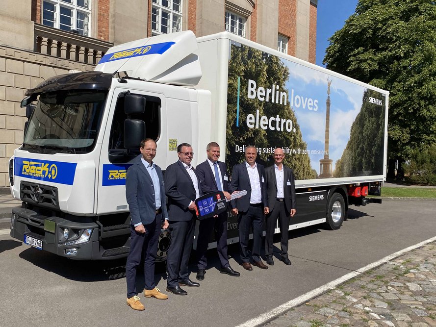 5 people standing in front of a Rieck truck