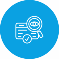 Lupe über einem Ausweis mit Häkchen auf blauem Hintergrund.