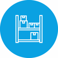 Regal mit Kartons auf blauem Hintergrund, Symbol für Lager oder Lagerung.