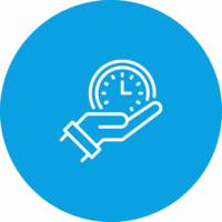 Hand hält eine Uhr, Symbol für Zeitmanagement, auf blauem Hintergrund.