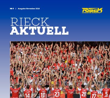 Fußballmannschaft in roten Trikots vor jubelnden Fans im Stadion.