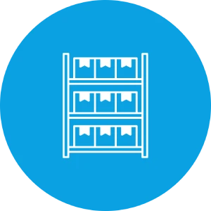 Regal mit Kartons in blauem Kreis.