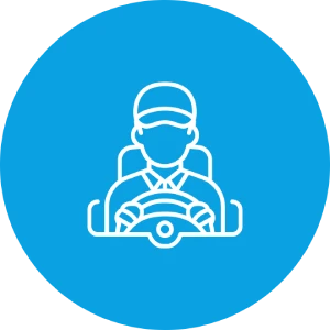 Symbol eines Fahrers mit Kappe hinter einem Lenkrad auf blauem Hintergrund