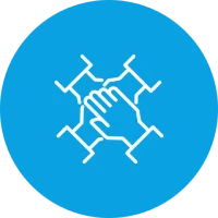 Vier Hände, die sich in der Mitte greifen, auf blauem Hintergrund.