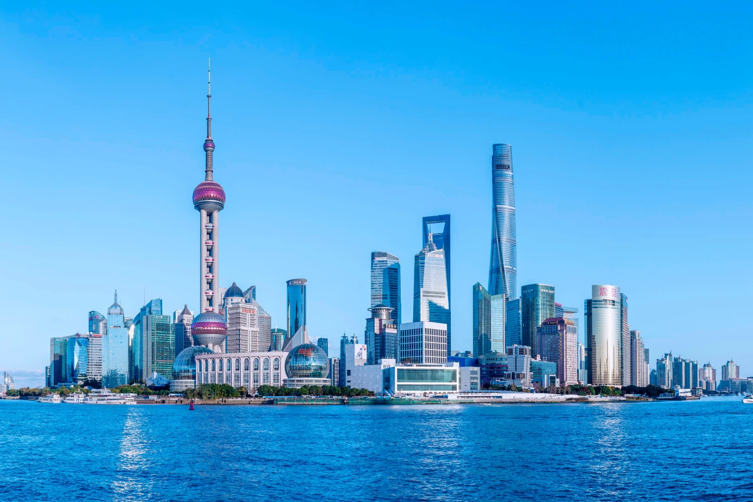 Skyline von Shanghai mit modernen Wolkenkratzern am Ufer bei klarem Himmel
