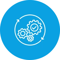 Drei Zahnräder mit einem Häkchen, umgeben von zwei Pfeilen in einem blauen Kreis.