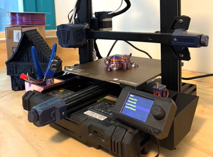 3D-Drucker mit einem gedruckten, mehrfarbigen Objekt auf der Druckplatte.