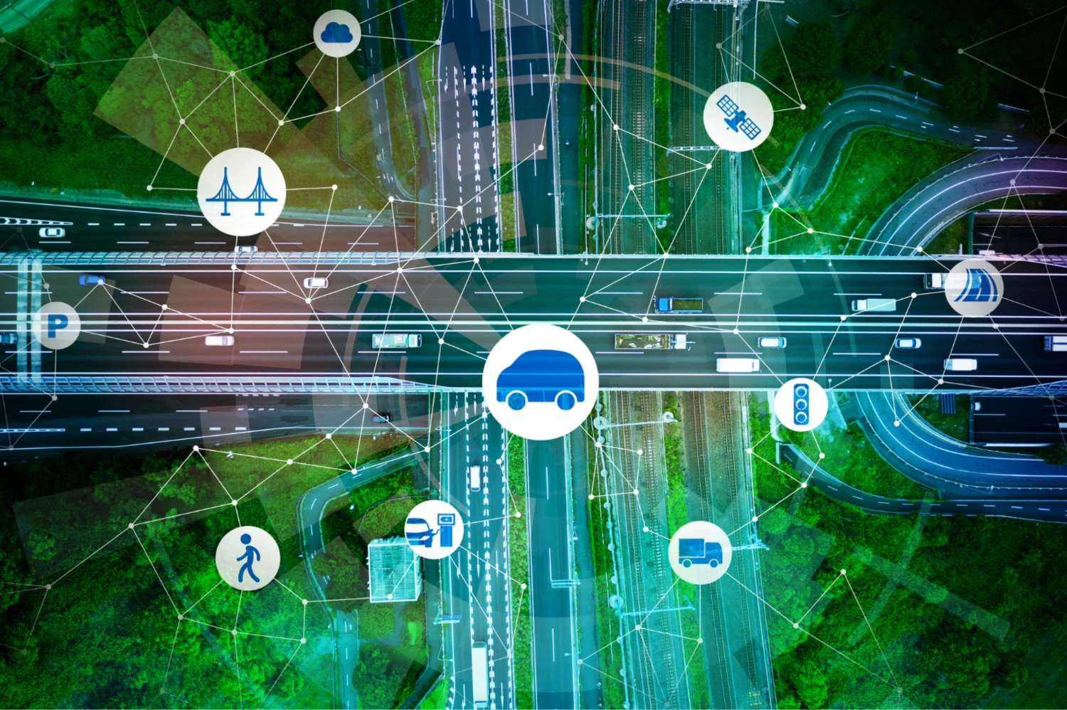 Luftaufnahme einer Straße mit digitalen Symbolen für vernetzte Fahrzeuge und Verkehrsinformationen.