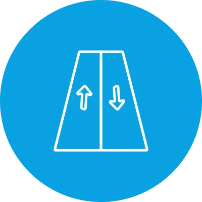 Zwei Fahrspuren mit Pfeilen für Gegenverkehr auf blauem Hintergrund.