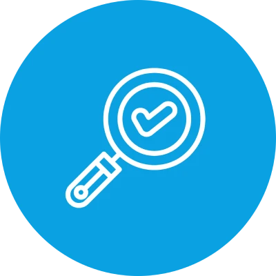 Lupe mit Häkchen in blauem Kreis.