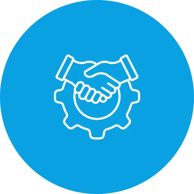 Zwei Hände schütteln sich vor einem Zahnrad auf blauem Hintergrund.