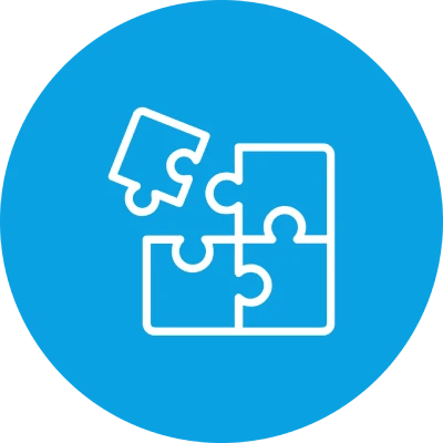 Vier Puzzleteile, von denen eines gerade eingesetzt wird, auf blauem Hintergrund.