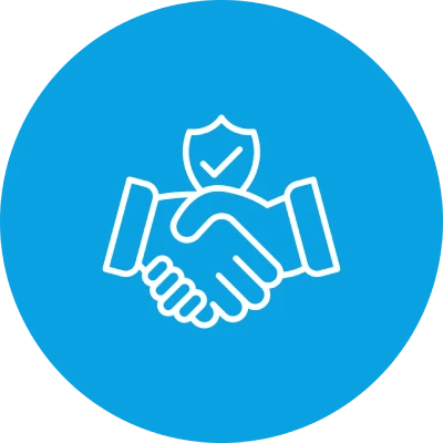 Zwei Hände schütteln sich vor einem Schild mit Häkchen auf blauem Hintergrund.