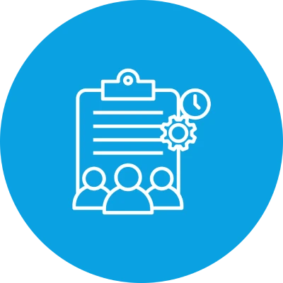 Drei Personen vor einem Klemmbrett mit Uhr und Zahnrad-Symbol auf blauem Hintergrund.