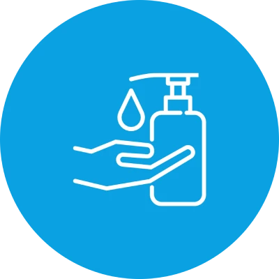 Hand mit Tropfen über einer Seifenspenderflasche auf blauem Hintergrund