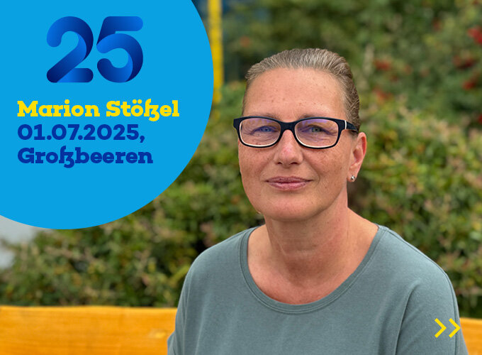 Frau mit Brille sitzt auf einer Bank vor grünem Hintergrund, daneben Text mit Datum und Ort.